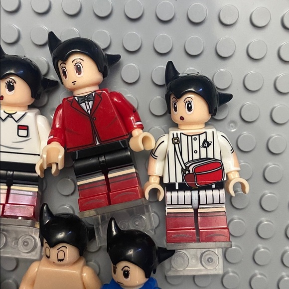 LEGO Display Shelf with Minifigures - Gray and Red - Picture 13 of 16